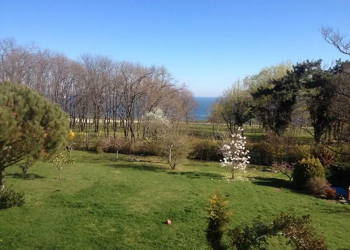 Къща за гости Secret Garden House 2*